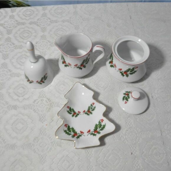 Lovely Matching Set of 4 Porcelain Christmas Items with Holly Motif - Picture 2 of 7